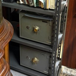 棚に置かれた耐火金庫